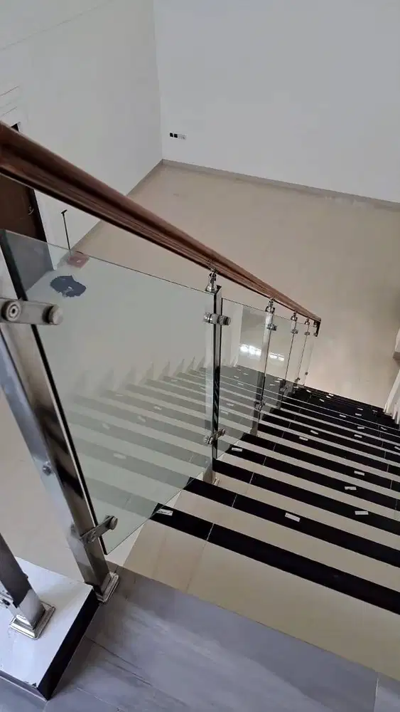 reling tangga bahan kaca dan kayu