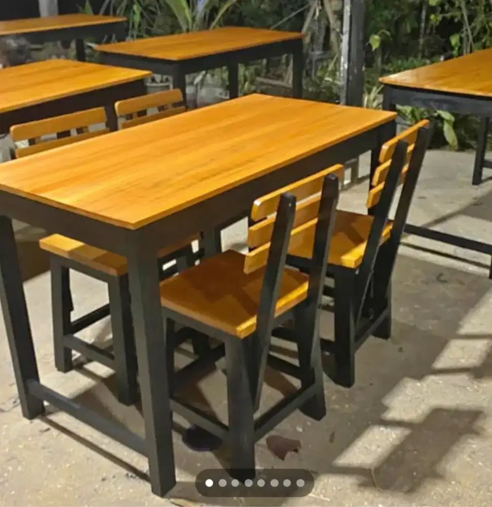 Di juwal meja kursi lestoran 1 set kursi 4 meja 1