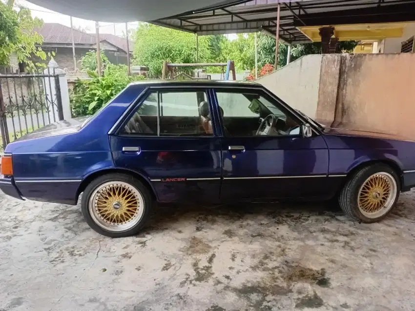 Mitsubshi Lancer SL thn 1984 clasic 1tgn dri baru.