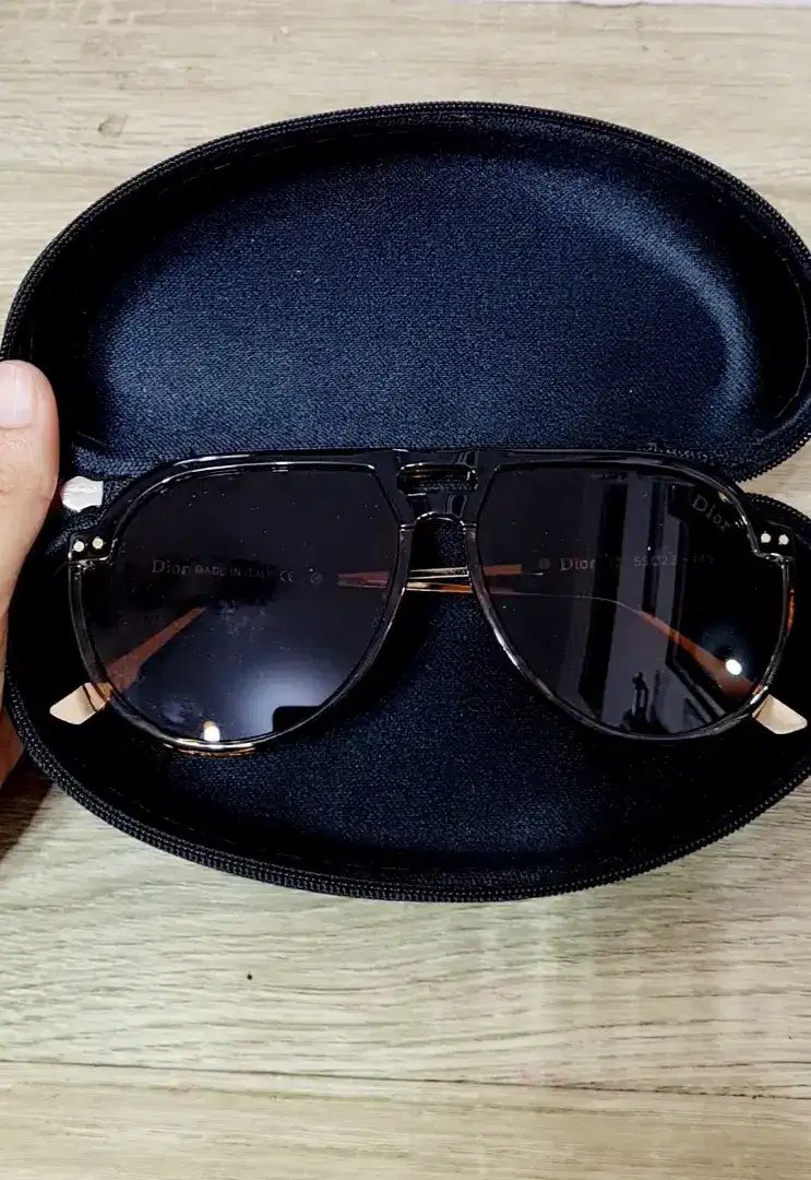 Kacamata Hitam Stylish Pria/Wanita + Hardcase Elegan