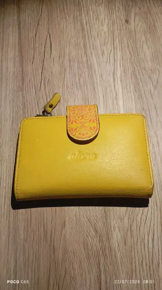 Dompet wanita kuning merk Alona