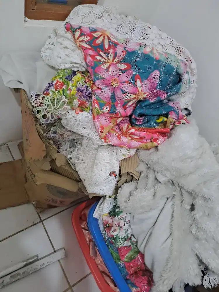 Taplak meja dan gordyn