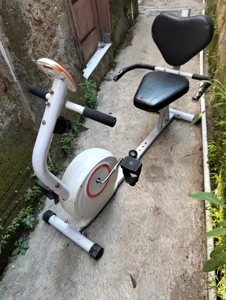 Alat olahraga fitnes Sepeda statis