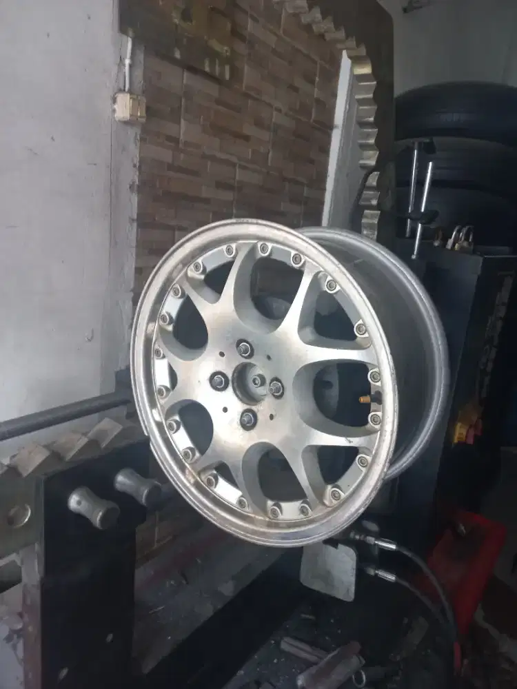 Velg di pres mobil  .terima servis velg peang gompal las .las batang