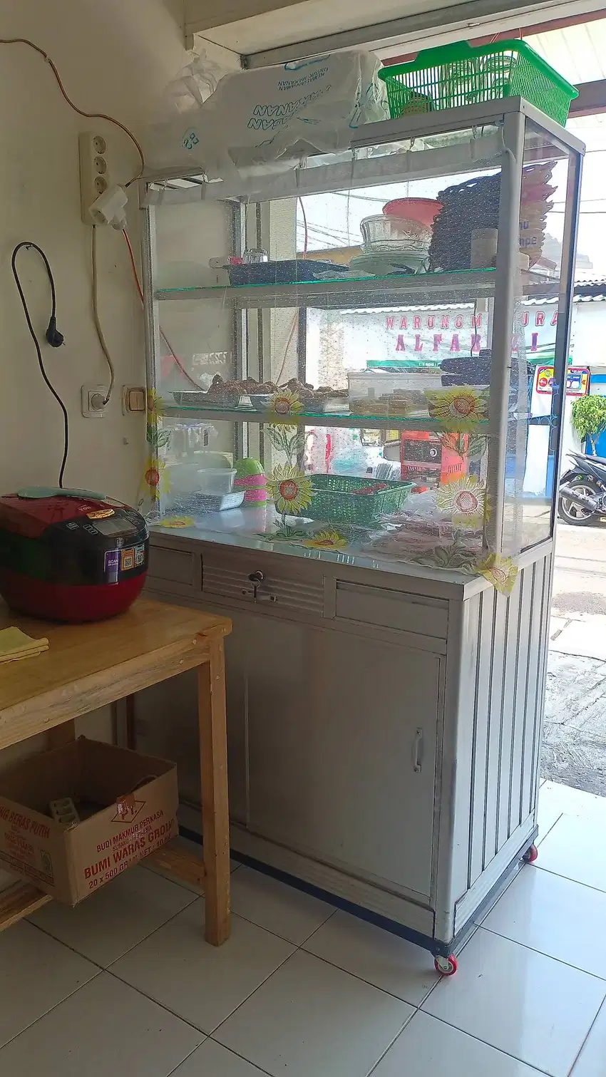 Etalase ukuran 1 meter dan gerobak es teh kondisi masih 90 persen
