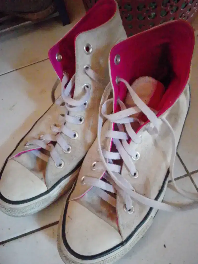 Sepatu Converse putih nett