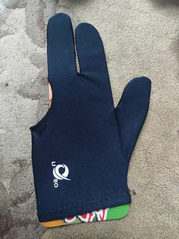 sarung tangan billiard atau billiard glove.