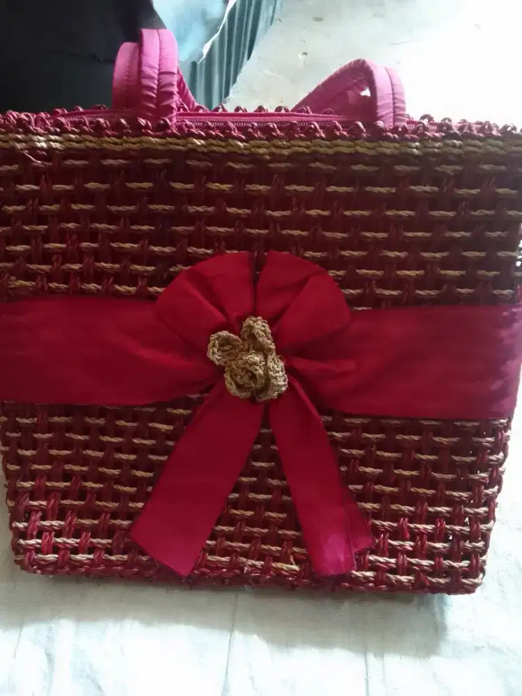 Tas anyaman bentuk bunga