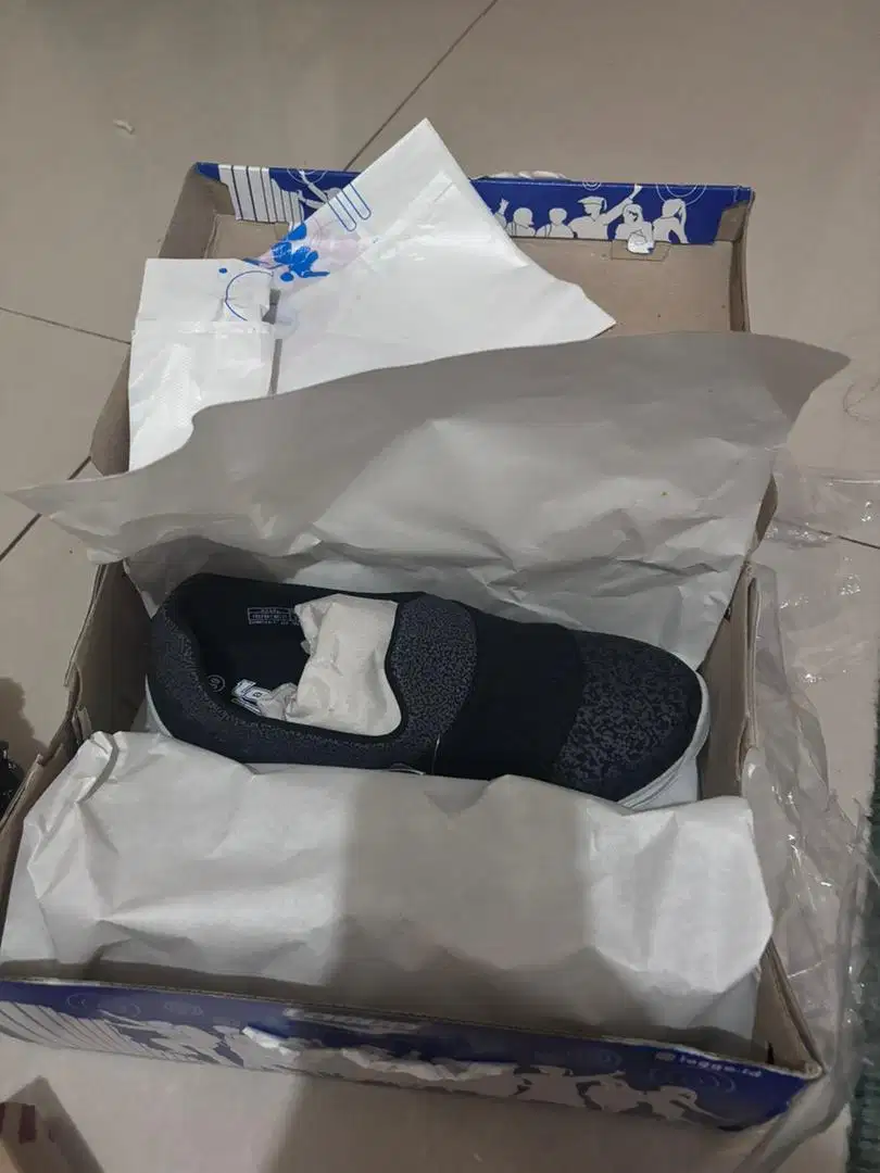 Sepatu slip on size 39 baru merk loggo