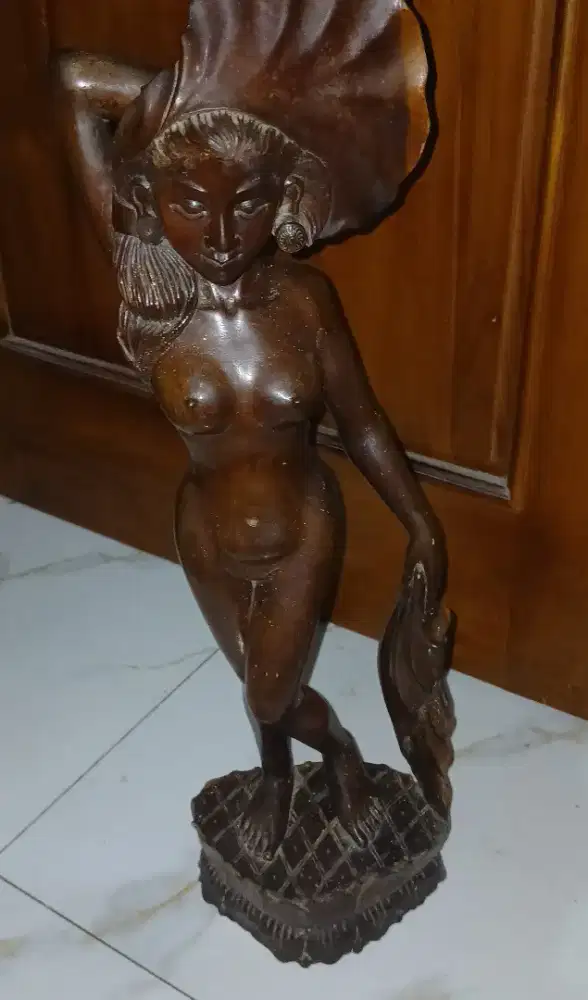 Patung kayu perempuan bali antik kuno