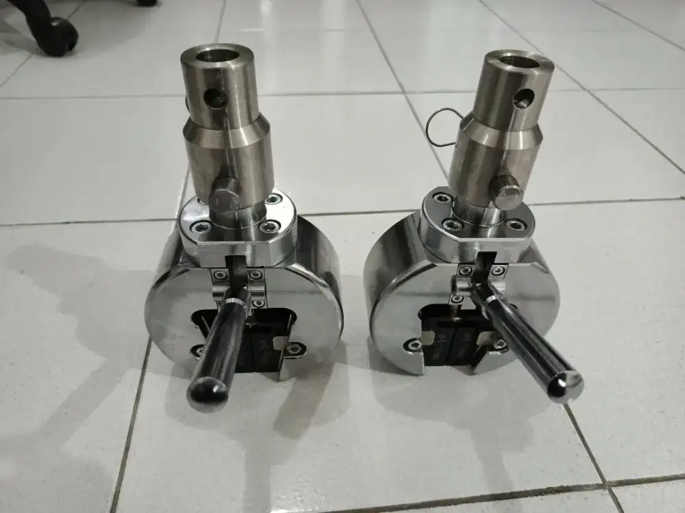 Grip Mesin UTM (Uji Tarik Mesin)