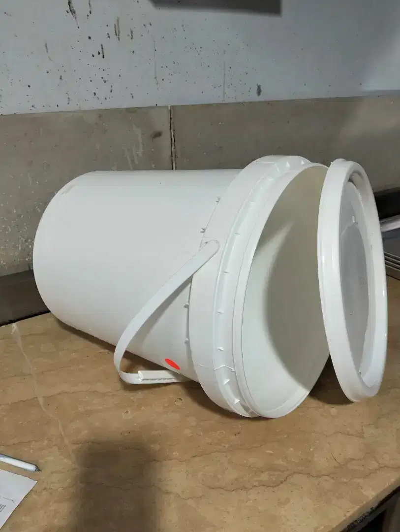 Ember plastik putih  & tutup segel