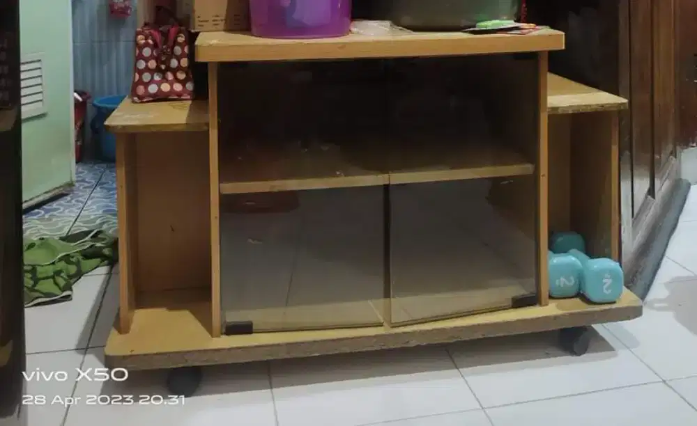 Rak TV masih lumayan bagus dan kokoh kuat.roda masih aktif