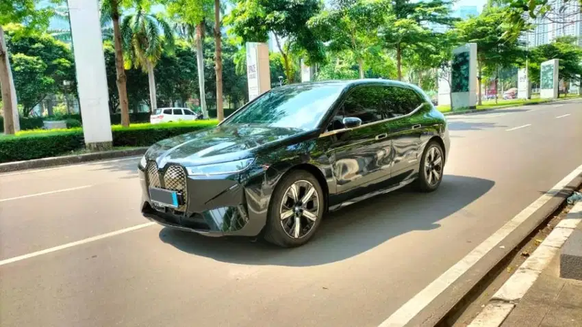 BMW IX xDrive40i Tahun 2023 Warna Black Sapphire Metallic