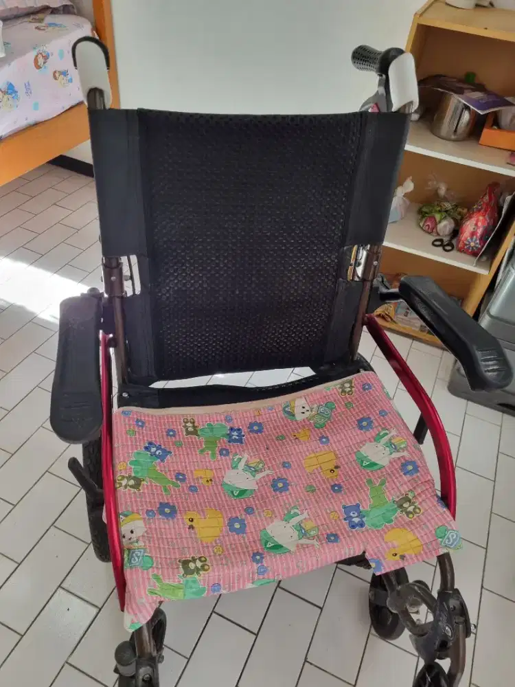 Kursi roda alat bantu jalan