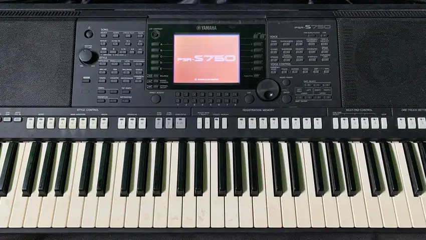 Keyboard Yamaha PSR s750