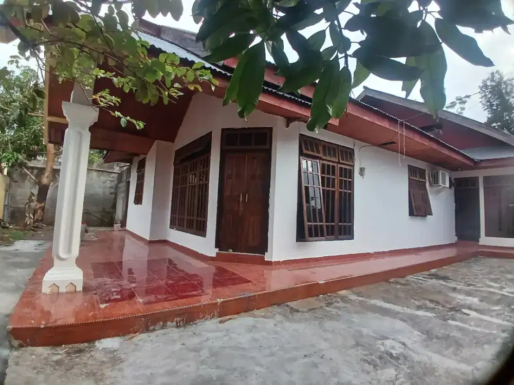 Disewakan rumah bisa buat kantor dgn halaman luas bs parkir 10 mobil
