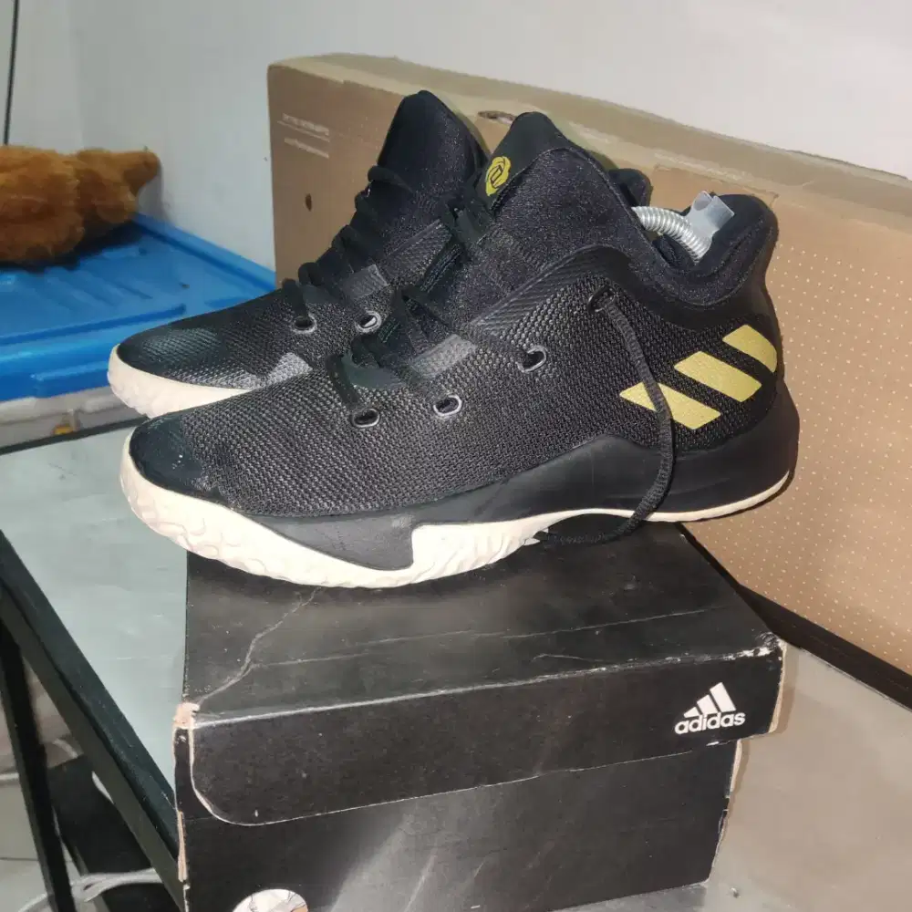 Dijual Sepatu Adidas Basket original Size 40 cocok untuk olah raga