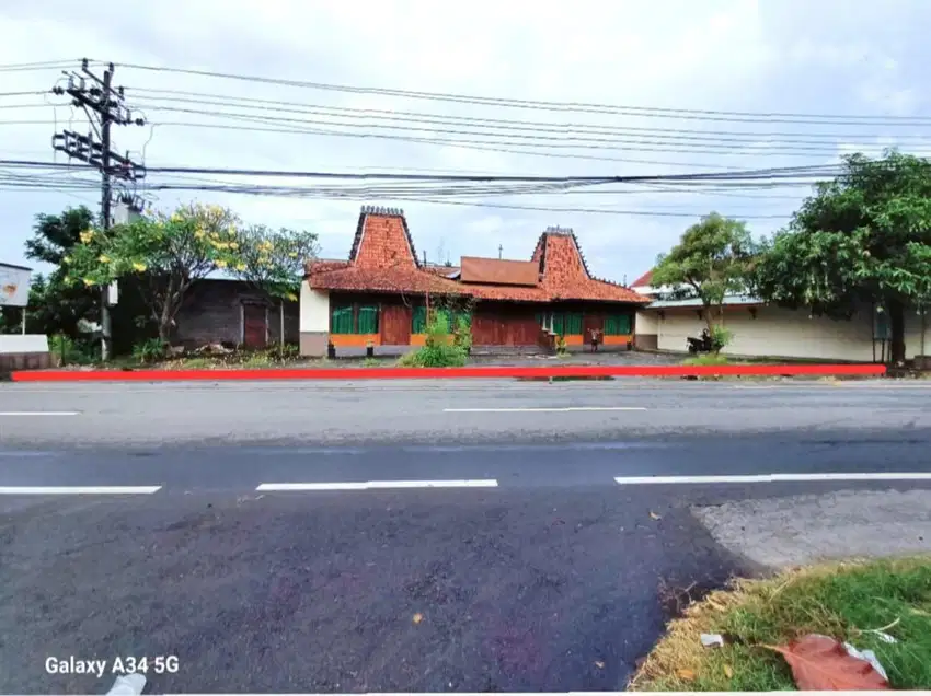 Ruang usaha pinggir jalan raya dekat Bandara di Colomadu
