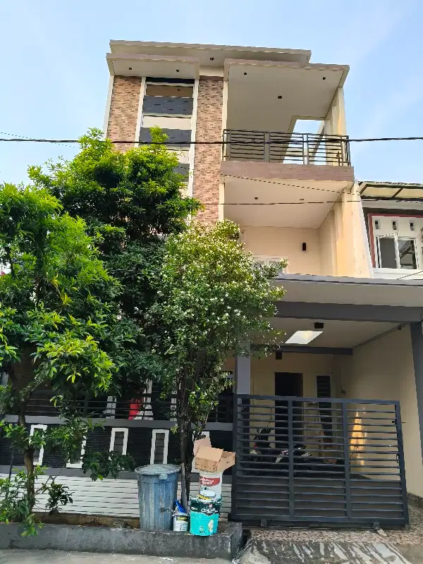 DISEWA RUMAH SEKTOR 1 B 3 LANTAI FURNISHED