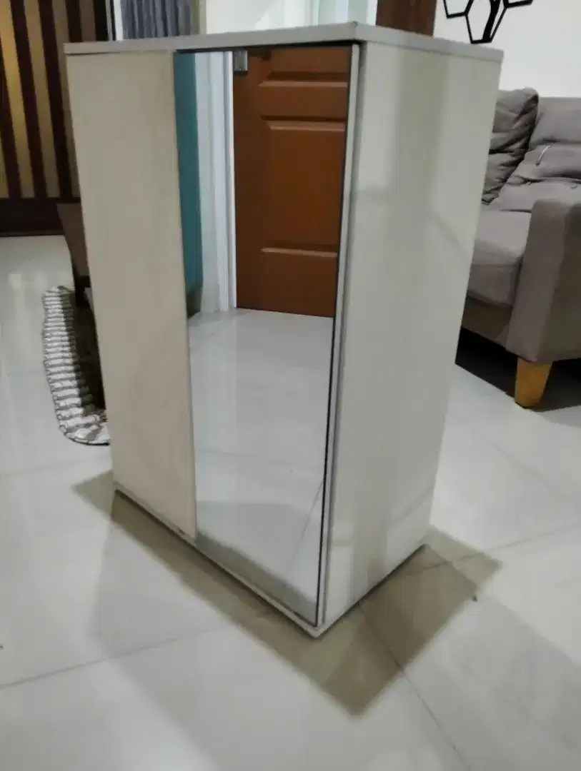 Di jual lemari pakaian