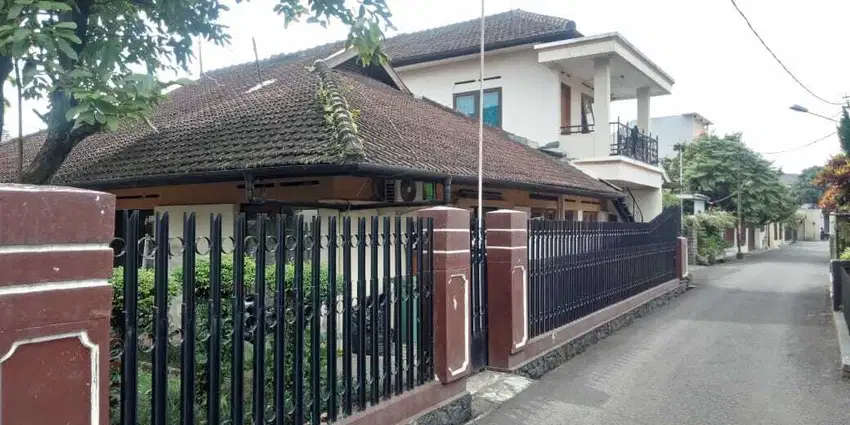 Dijual Rumah Klasik Tanah Luas SHM Strategis di Cijagra Kota Bandung