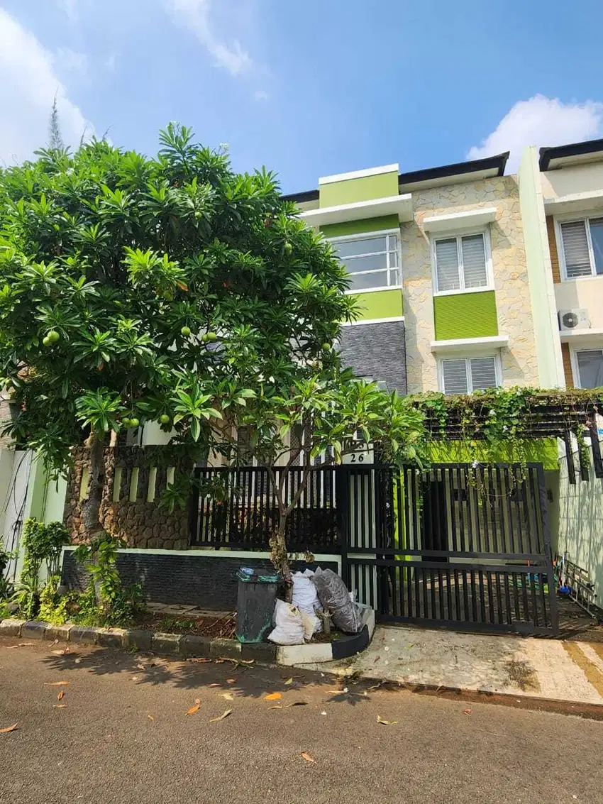 Dijual Rumah dengan fasilitas taman, lap basket dan gazebo.