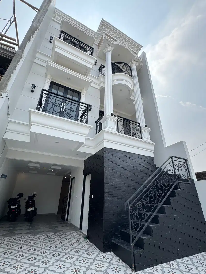 Dijual Rumah Baru 3 Lantai di Pejaten Barat Model Eropa Classic Style