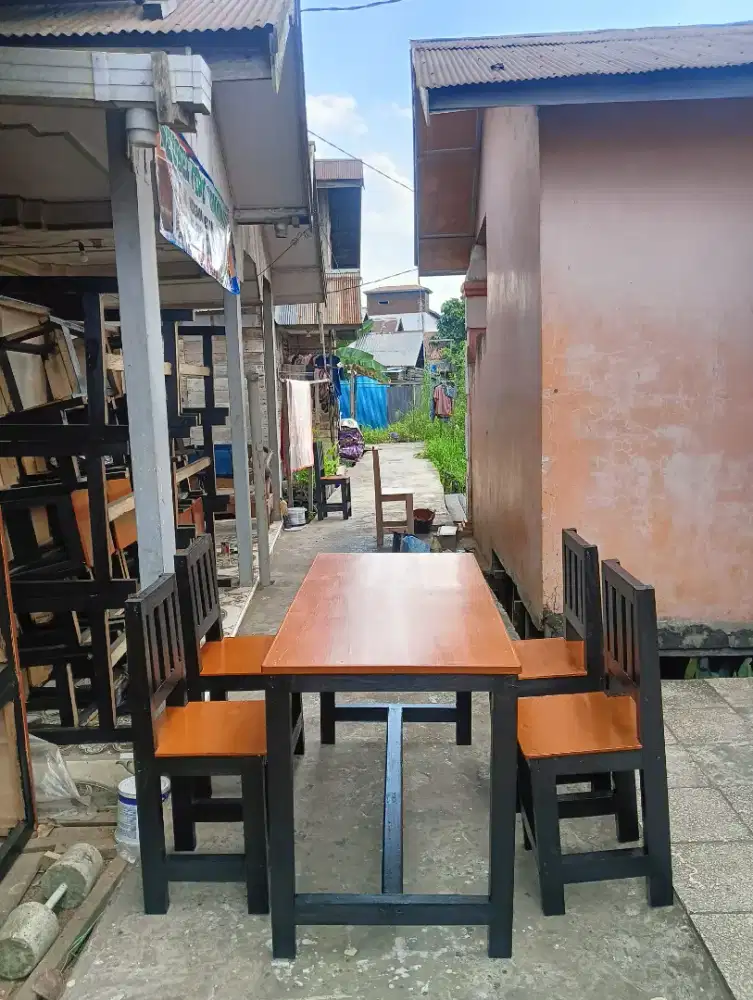 Meja makan + 4 kursi makan