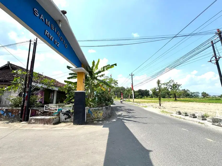 Tepi Jalan Aspal Lebar, Dekat Sekolah Budi Mulia