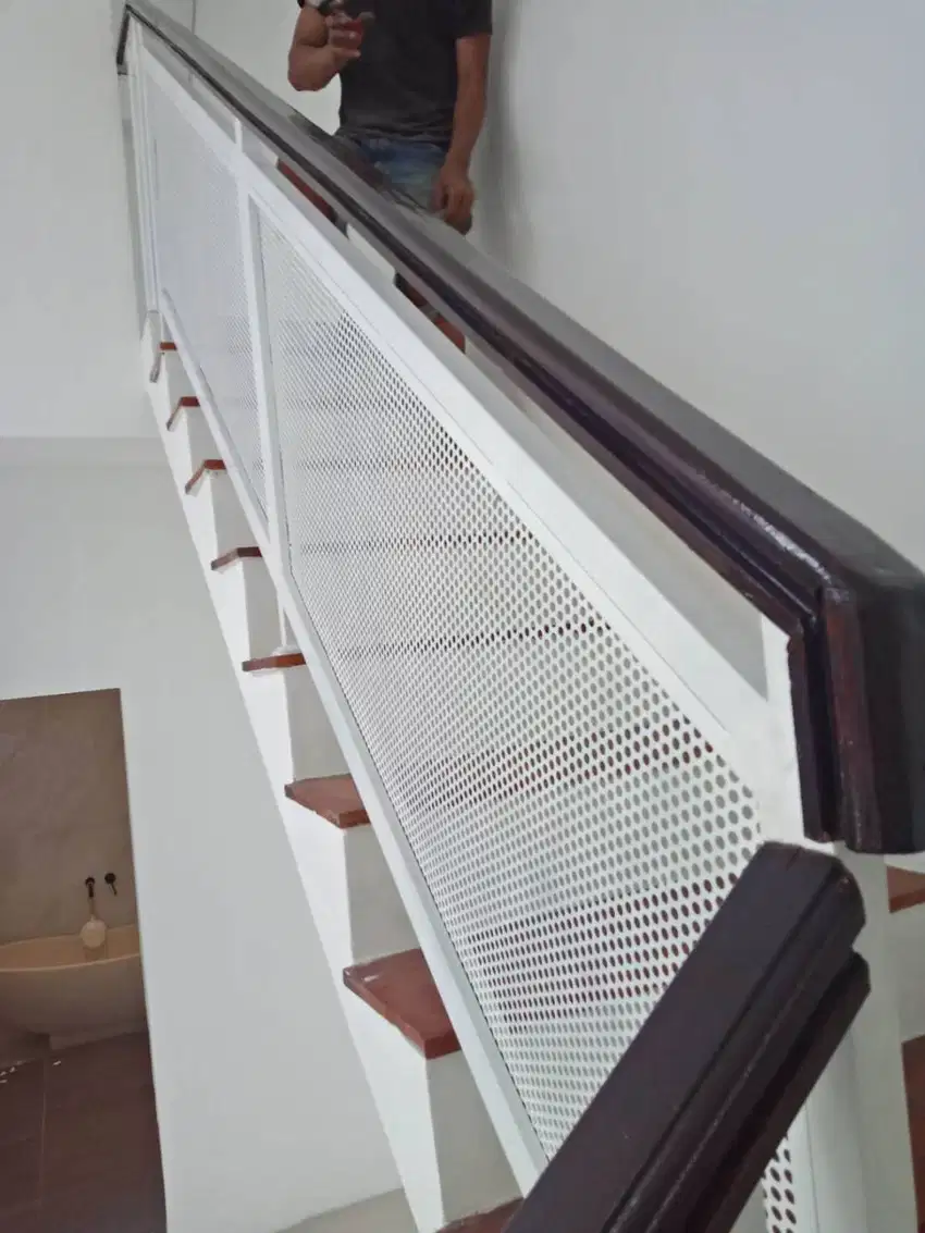 reling tangga bahan plat perforated pegangan kayu
