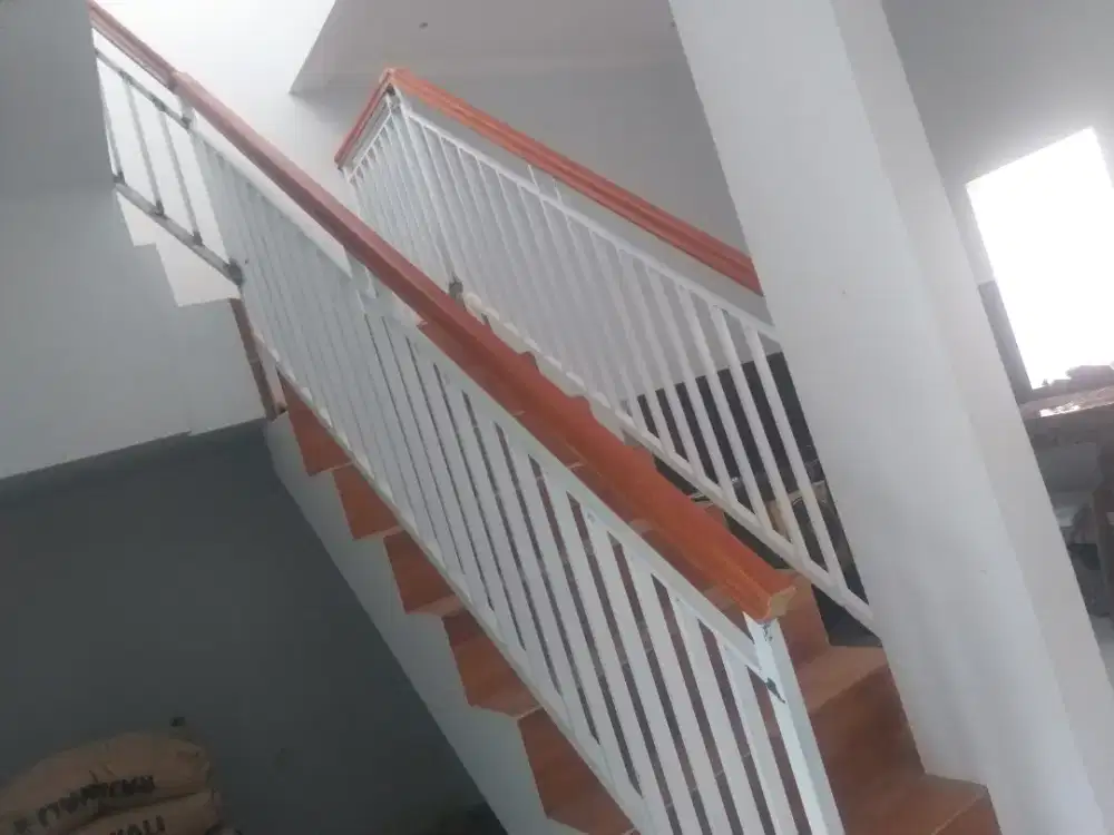 Reling tangga motip minimalis