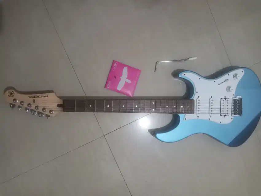 Gitar yamaha pasifica 112j like new