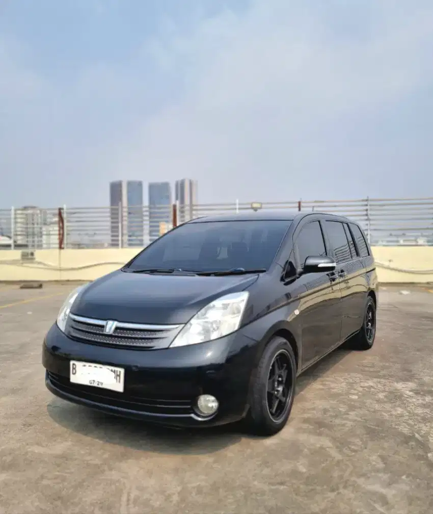 Toyota ISIS Tahun 2006 Automatic