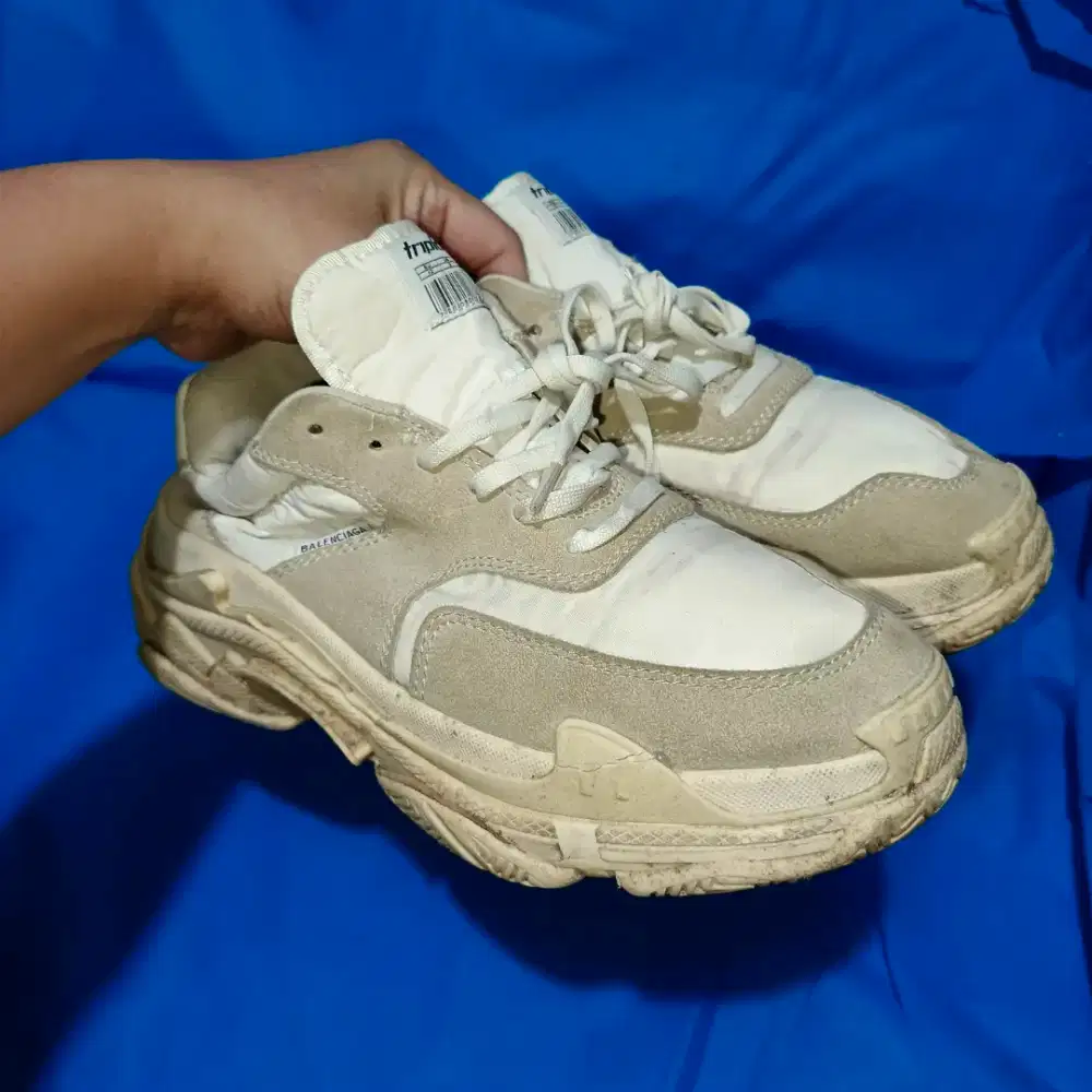 thrift sepatu BALENCIAGA size 42 insol 27,5cm