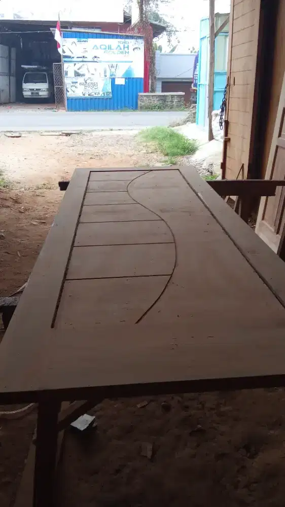 Kusen...pintu... jendela..kayu juga alumunium