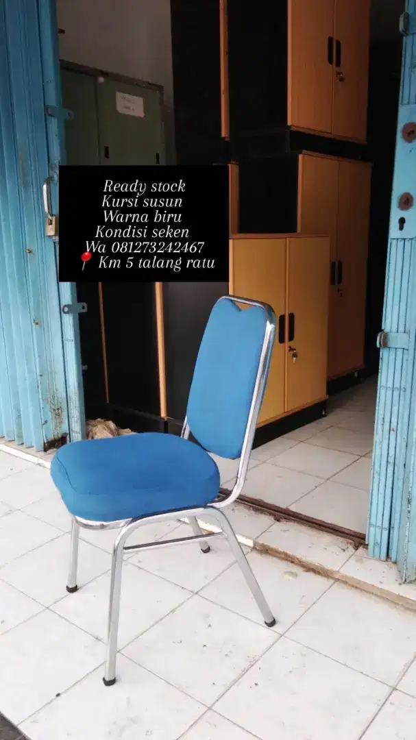 Kursi susun warna biru