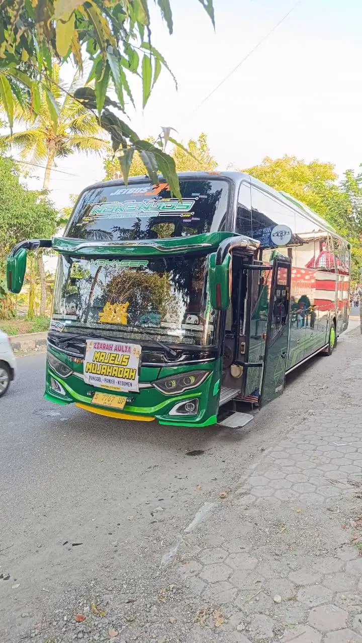 BUS HIJAU ISTIMEWA