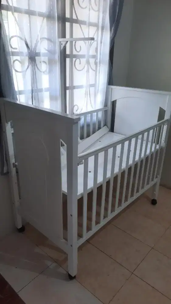Tempat tidur bayi