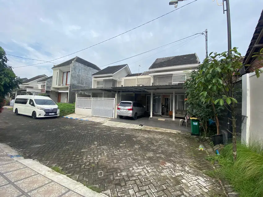 Rumah siap huni dengan ruang tamu yg luasaraya kota malang