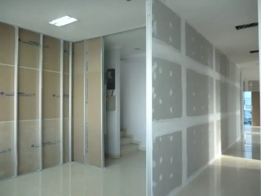 Dekorasi furniture kantor ruangan partisi gypsum
