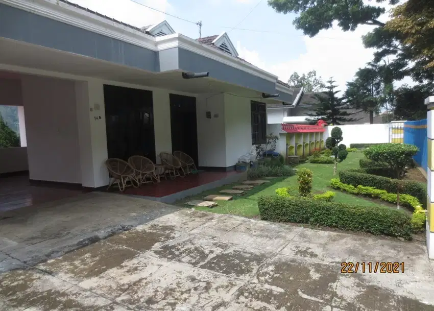 Dijual Villa Mewah di Batu - LT 713m², Kolam Renang, Dekat Wisata