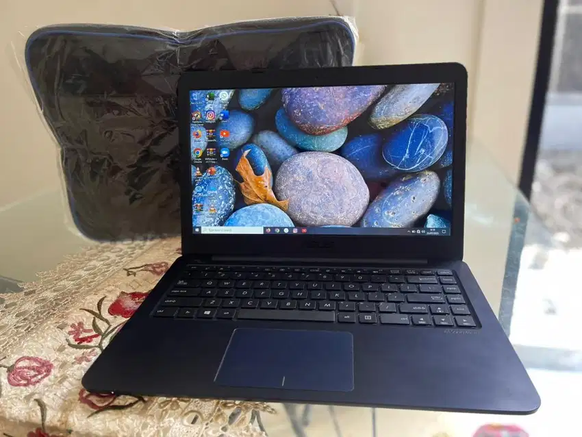 Laptop asus slim 14 inci ram 4/1 TB