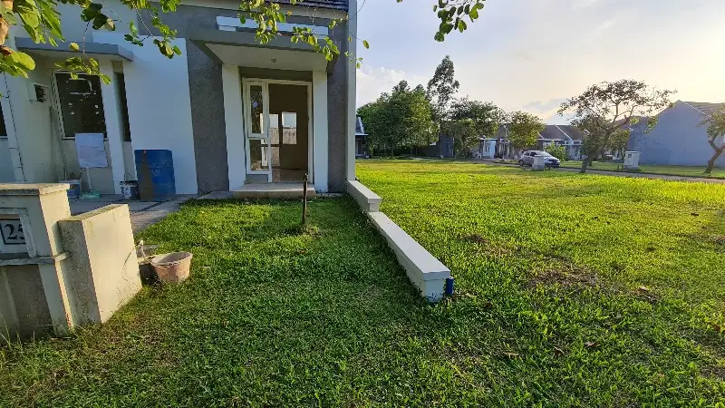 SEWA RUMAH LUAS 6X17 SUVARNA SUTERA FEDORA SAMPING TAMAN PARKIR LUA