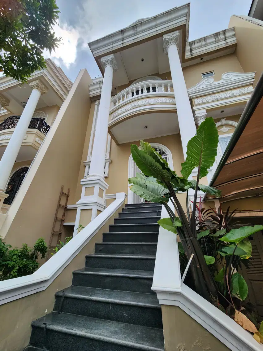 RUMAH PIK1 MANYAR PERMAI 9X20,SEMI FURNISH,3 LANTAI,UTARA