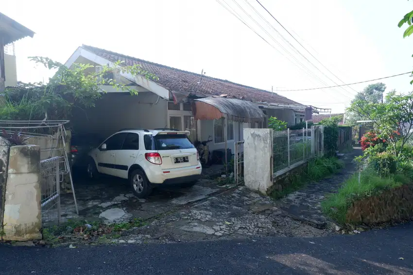 Dijual Rumah Hitung Tanah di Setiabudi Tepat di Samping Kampus NHI