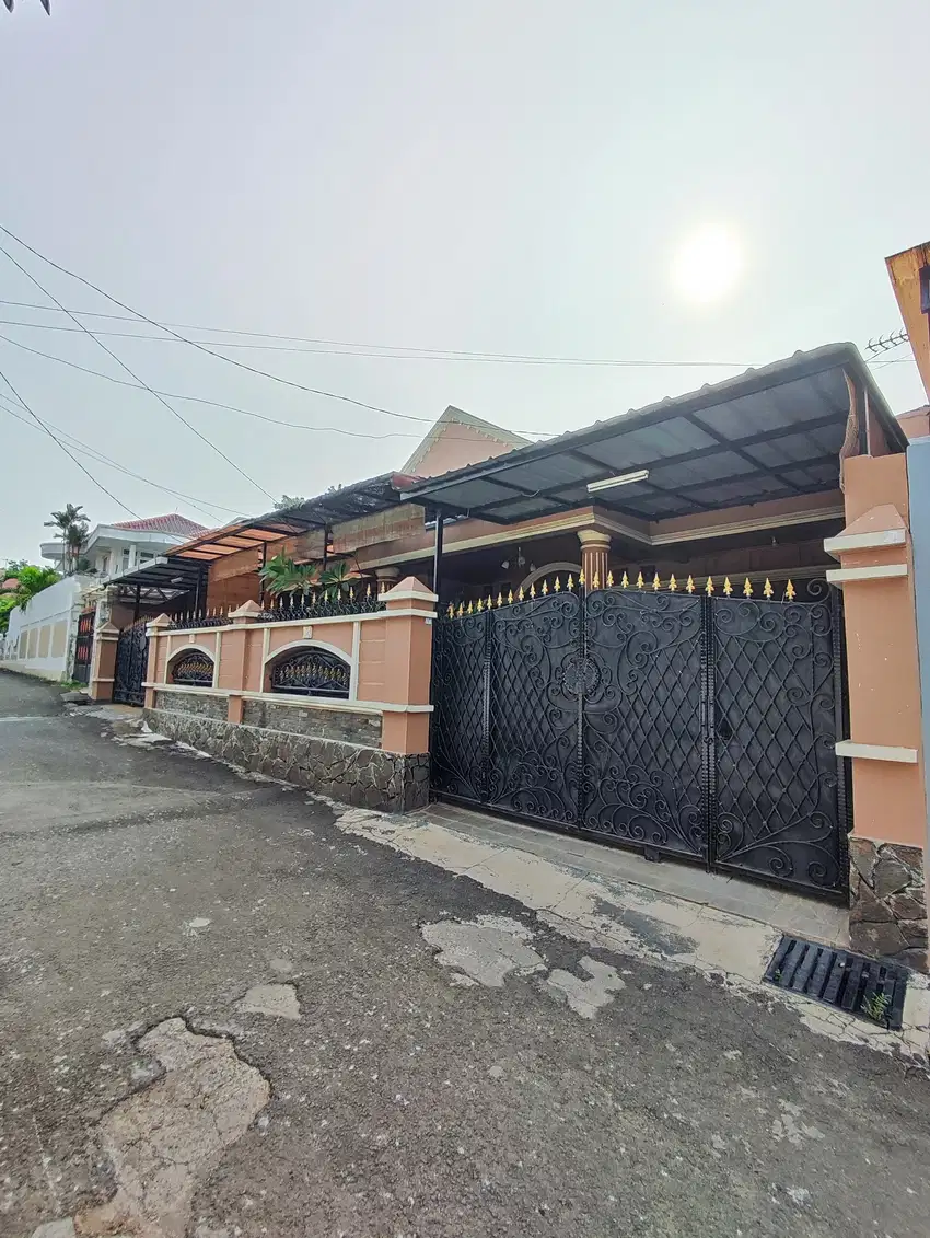 Rumah Bagus Tanah Luas Dekat Pintu Toll di Jatiwaringin Kota Bekasi