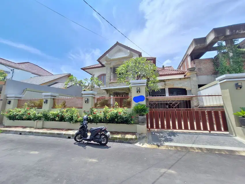 Rumah Modern Tropis Lingkungan Elite Renon