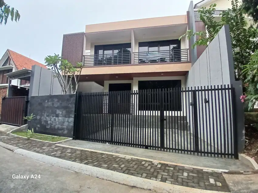 Rumah dua  lantai di cluster sentul city