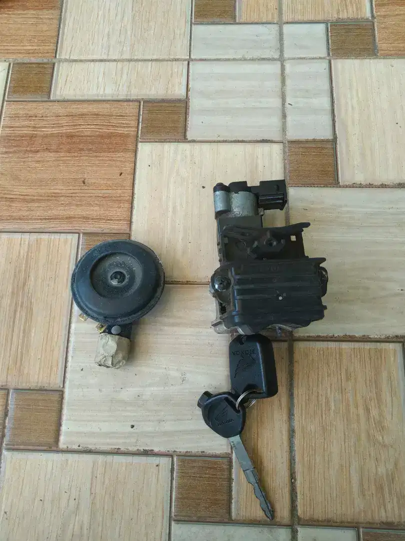 Kunci Kontak 1 Set, Klakson dll.